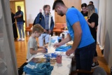 Volonteri na informativnom stolu Marijinih obroka