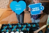 Dvoje djece drže srce i šalicu Marijinih obroka