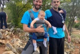 Dva oca s malim dječacima u nosiljki