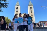 Volonteri ispred crkve sv. Jakova u Međugorju