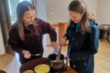 Volonterke kuhaju kašu u Slavonskom Brodu