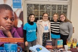 Volonterke iza stola s promotivnim materijalima u Zagrebu