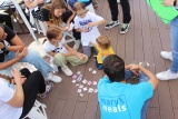 Djeca igraju memory igru Marijinih obroka na drvenom podu