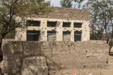 Zgrada škole s rupa od metaka i bez prozorskih stakala