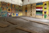 Prazna učionica sa oslikanim zidovima