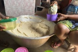 Dijeljenje kuhane kaše u plastične posude