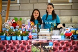 Volonterke na štandu Marijinih obroka