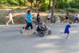Majka trči i gura dijete u kolicima