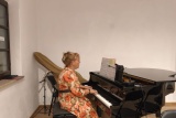 Jozenka Senka Nižetić svira klavir