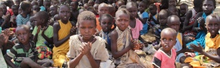 Djeca se okupljaju u školi u Keniji.