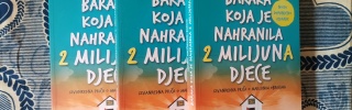 Tri primjerka knjige Braka koja je nahranila 2 milijuna djece na stolu