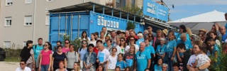 Hodočasnici ispred kontejnera Marijinih obroka u Međugorju 2023.