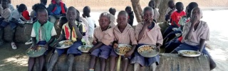 Djeca jedu obrok u Južnom Sudanu