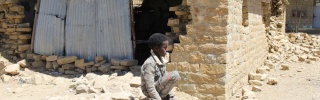 Dječak Lewte ispred srušene zgrade 