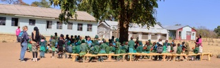 Djeca sjede u krugu ispod drveta osnovne škole Gonye, Zimbabve