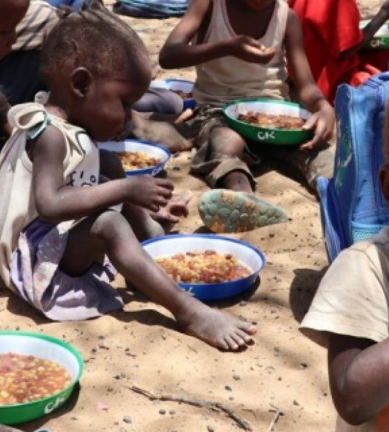 Djeca jedu zajedno u Turkani, Kenija.