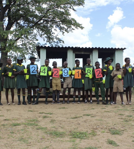 Djeca se okupljaju kako bi proslavila novu brojku prehrane.