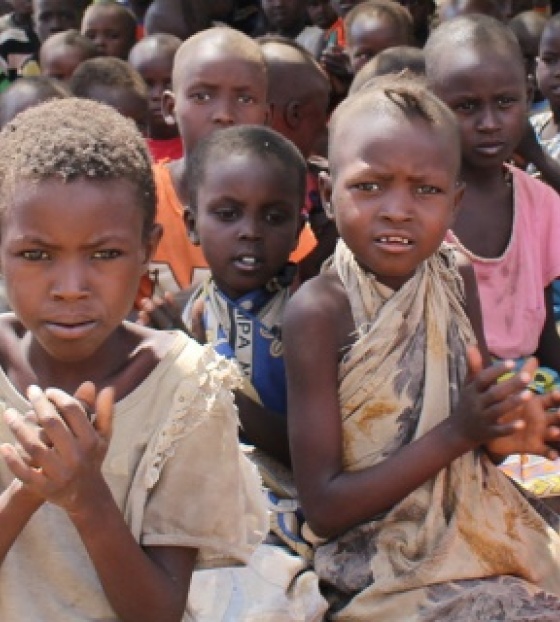 Djeca se okupljaju u školi u Keniji.