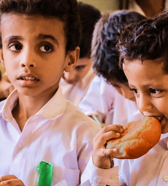 Djeca uživaju zajedno u hrani u školi.