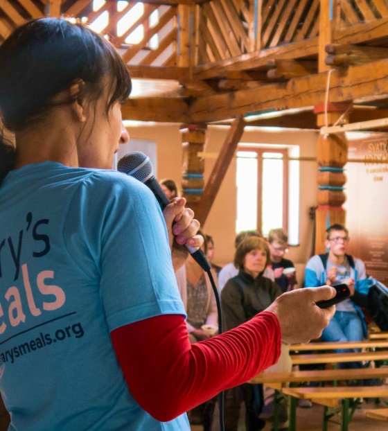 Dobrotvor u Češkoj govori na događaju Mary's Meals.