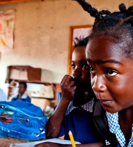 Djevojčica u Zambiji se koncentrira tijekom nastave.