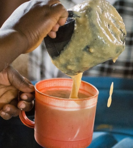 Hrana se poslužuje djeci u školi u Zambiji.