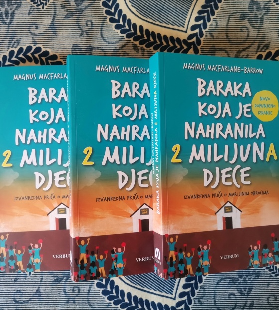 Tri primjerka knjige Braka koja je nahranila 2 milijuna djece na stolu