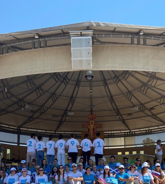 Mladi volonteri na glavnom oltaru u Međugorju