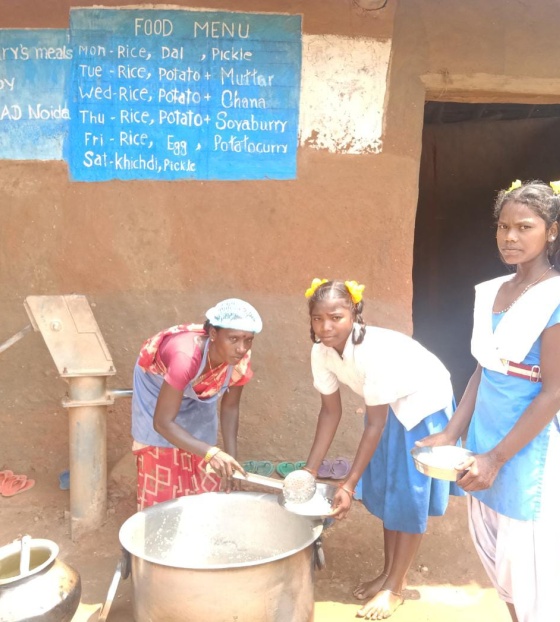 Kuharica poslužuje obroke dvjema djevojčicama