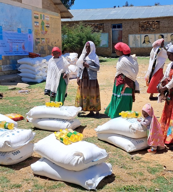 Vreće s hranom i boce ulja raspoređene po skupinama i spremne za dijeljenje potrebitima