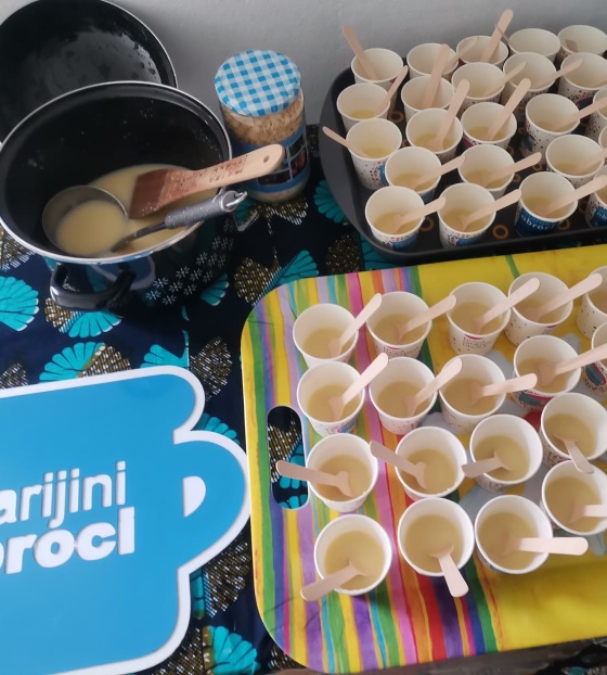 Kaša poslužena u papirnatim čašama na stolu