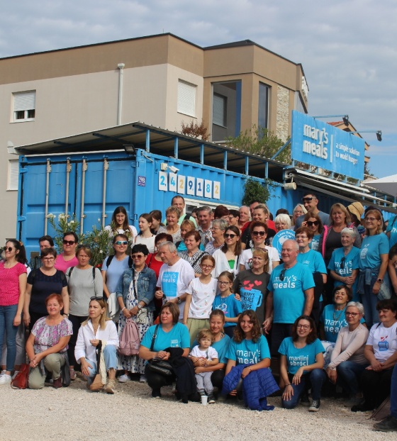 Hodočasnici ispred kontejnera Marijinih obroka u Međugorju 2023.