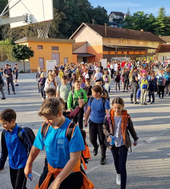Učenici i zaposlenici OŠ Antuna Kanižlića kreću sa školskog igrališta