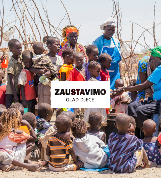 Djeca čekaju u redu za svoje obroke