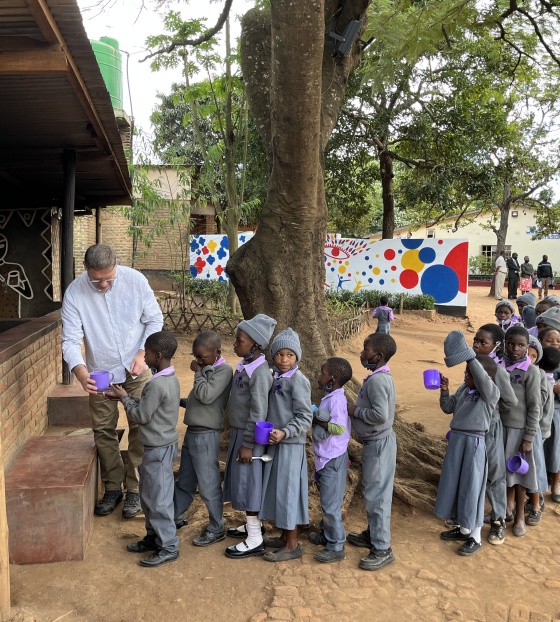 Magnus dijeli obroke djeci u Malaviju