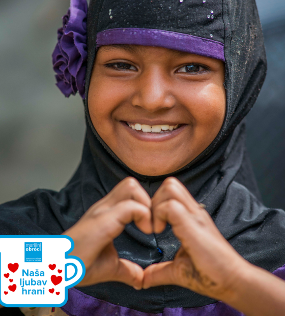 Djevojčica oblikuje srce od dlanova