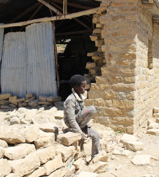 Dječak Lewte ispred srušene zgrade 