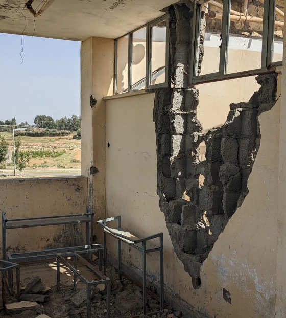 Pogled iz razrušene učionice