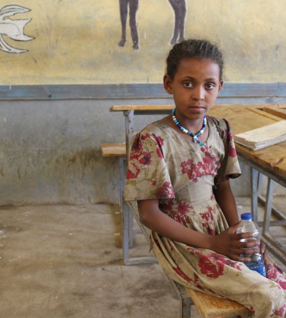 Mahlet u učionici za stolom