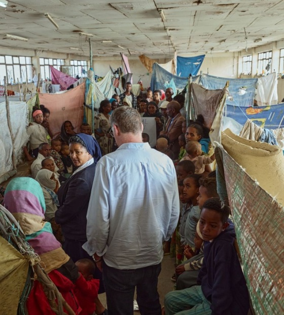 Magnus i redovnica u posjeti jednoj od bivših učionica koja je pretvorena u sklonište za ljude