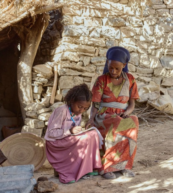 Aradech kod kuće piše zadaću, Fitsum joj pomaže
