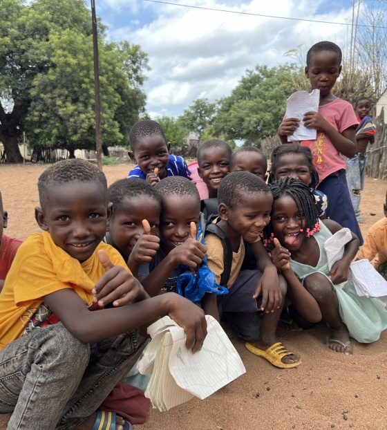 Zajednička fotografija skupine prijatelja u školi u Mozambiku