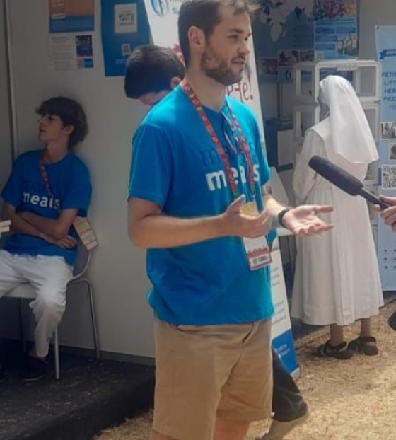 Calum MacFarlane-Barrow daje intervju za televiziju u Portugalu