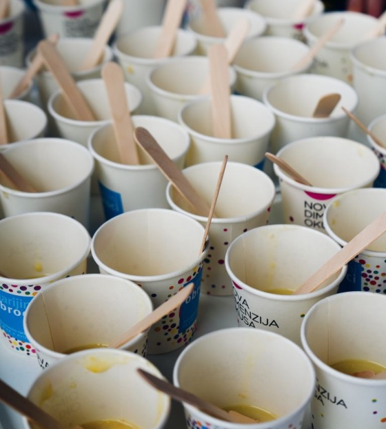 Kartonske čaše ispunjene kašom