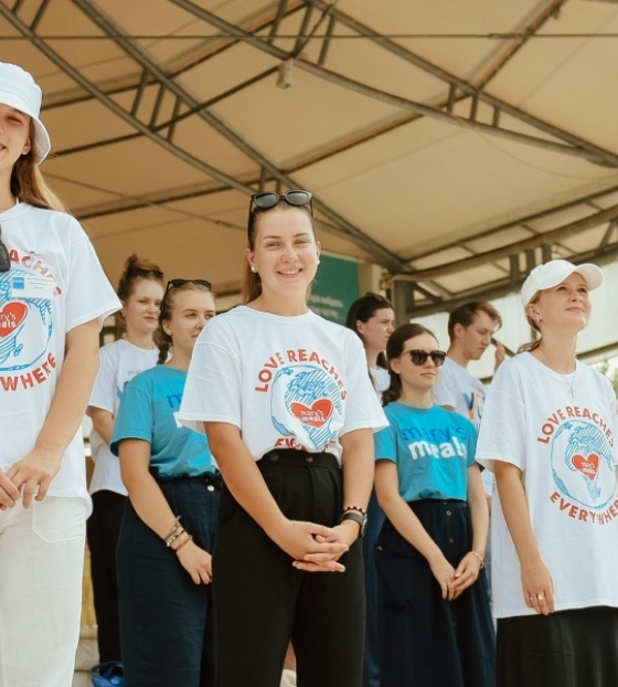 Mladi volonteri ispred vanjskog oltara u Međugorju