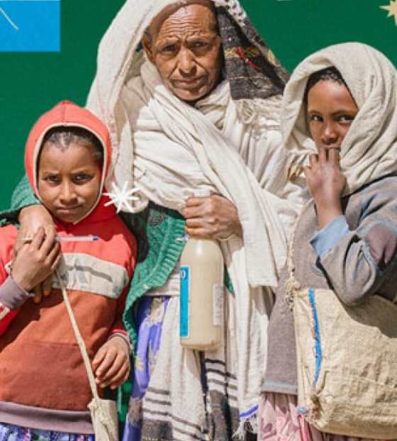 Otac i dvoje djece stoje zagrljeni