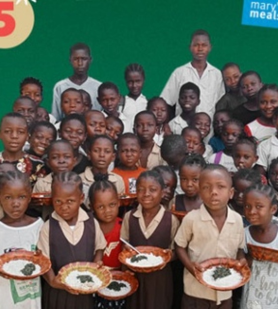 Božićni vizual sa fotografijom skupine djece