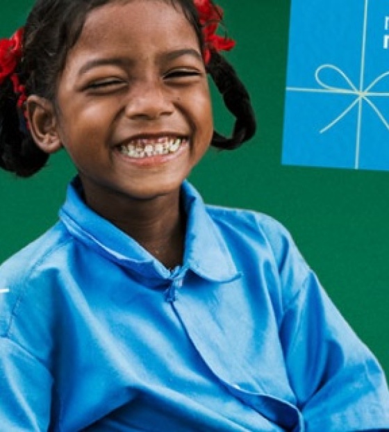 Božićni vizual s fotografijom djevojčice