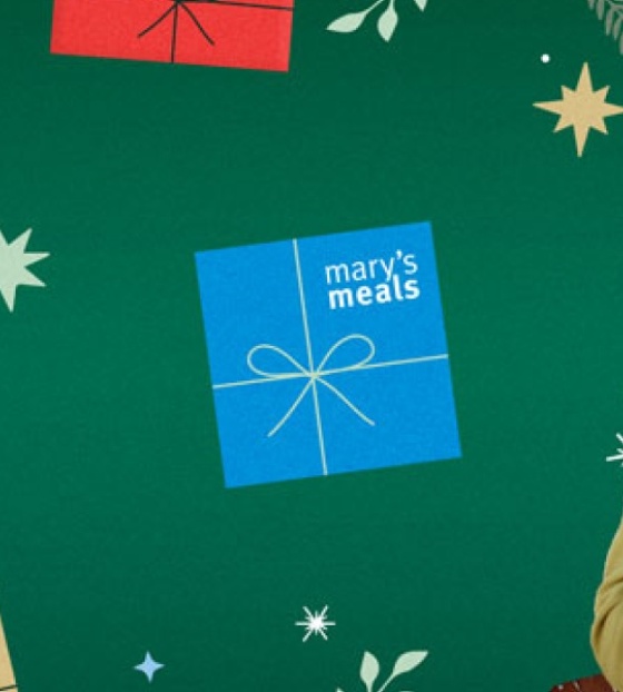 Vizual božićne kampanje s djevojčicom koja jede kašu