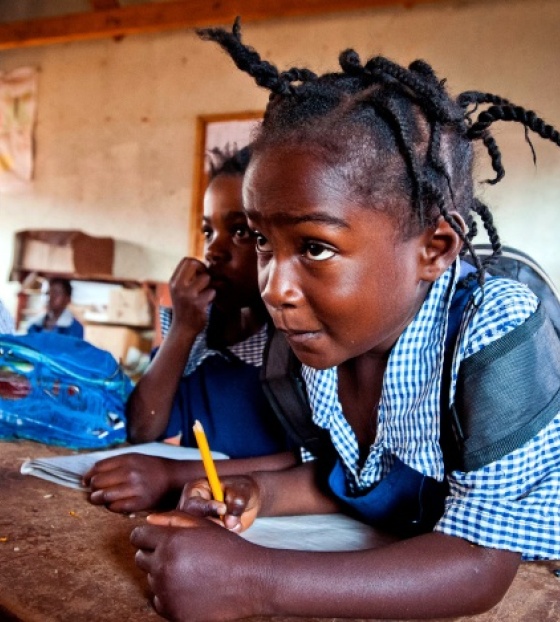 Djevojčica piše zadatke 